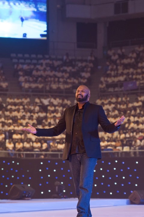 Dananjaya Hettiarachchi presenting in a live room