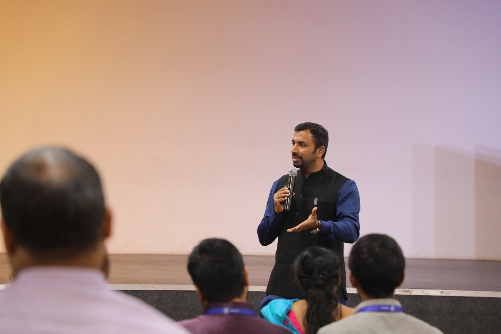 Saveen Hegde leading a live workshop reflection